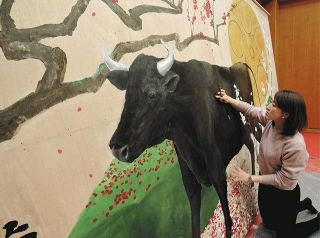 丑どっしり安心感　若手画家の林さん制作　町田菅原神社で巨大絵馬