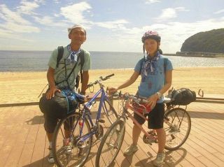８月に自転車旅行した恩田春音さん（右）と父親の茂夫さん＝兵庫県・淡路島で