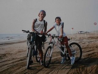 ２００８年に初めて自転車旅行した春音さんと茂夫さん＝石川県羽咋市で