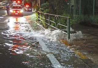 東京都内で震度5強　各地で水道管破裂、冠水