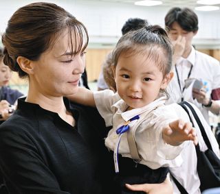 高市首相、戦争の「反省」も「胸に刻む」もない式辞…全国戦没者追悼式　最年少の参列遺族は3歳