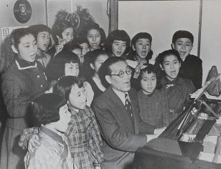 終戦直後の１９４５年末ころの音羽ゆりかご会のレッスン。指導しているのが海沼さんの祖父・實さん＝日本童謡学会提供
