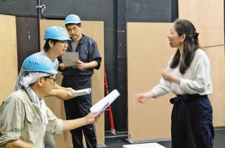 石坂産業の取り組みを参考にした演劇の稽古に励む劇団銅鑼の団員たち＝東京都板橋区で