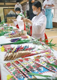 富士山本宮浅間大社で千歳あめ準備、今年は前倒し　感染防止のため混雑期を避け早めの参拝を