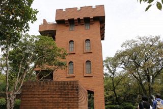 レンガ調が特徴である「六道山公園展望塔」。高さ13メートルある展望塔。