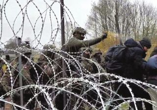ポーランド警備当局（左）と中東難民らで緊張が続くベラルーシ・ポーランド国境＝１０月撮影、ベラルーシ政府提供