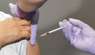 バイデン米政権　ワクチン追加接種の早期実施を奨励　オミクロン株への対応で