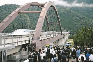 洋画家 池田俊雄「ひまわり」油彩 F6 額装 油絵 油画 G ひと ゆめ みらい＞太陽直視し、力強く描く 油絵画家・池田俊雄