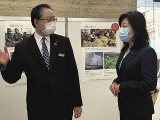 「一番の敵は風化」自民・野田聖子氏、東日本大震災の報道写真展を視察
