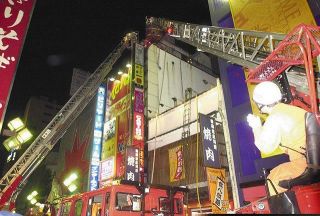 多数の死傷者を出した雑居ビル火災当時の現場＝２００１年９月１日未明、東京都新宿区歌舞伎町で