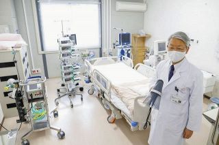 集中治療室の機能を備えた個室。人工心肺装置「ＥＣＭＯ」（左下）も設置されている＝神戸市立医療センター中央市民病院で