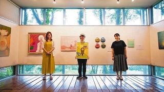 ８月に無言館で開かれた作品展とコエテコエのメンバー＝長野県上田市で（コエテコエ提供）