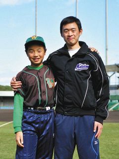この日２安打の真聖（左）と６年前の大会ＭＶＰ・和輝さん、日野わかくさの大西兄弟
