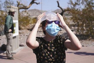世界で記録的猛暑　より長く過酷に　「マスクを外せばコロナ感染拡大」専門家が懸念