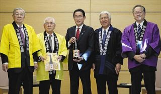 47都道府県のコメで造った日本酒「絆舞」を岸田首相に贈呈　全国の信金ネット