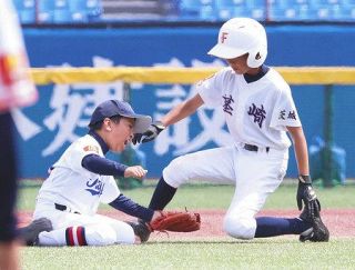 ５回裏２死一塁で、二盗を決める茎崎ファイターズの田中昇之介選手（右）＝東京・神宮球場で