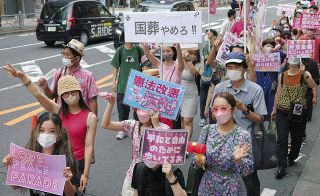 「国葬うちらは求めてない！」　「選挙ギャルズ」ら約110人が東京都心でパレード