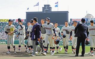 ＜センバツ甲子園＞浦学が準決勝延長戦で敗れる　「超攻撃野球」確かな収穫　夏へ経験つなげる