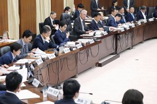 憲法審会長、意見集約へ議論を　欧州視察受け改憲推進鮮明