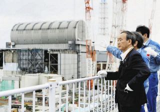 菅首相、福島第一原発を視察　処理水処分の時期は示さず
