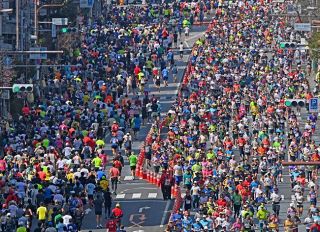 東京マラソン　37000人を超えるランナーが首都を快走