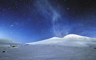 ＜静岡コレクション＞舞う雪、まるで星雲　冬の星座が沈む富士山
