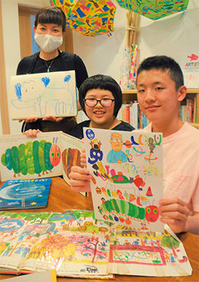 右から輪島貫太さん、妹の楓さん、母の満貴子さん